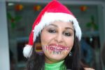 Pooja Chopra spends Christmas with children at Tata Docomo store in Bandra on 24th Dec 2009 (27).JPG